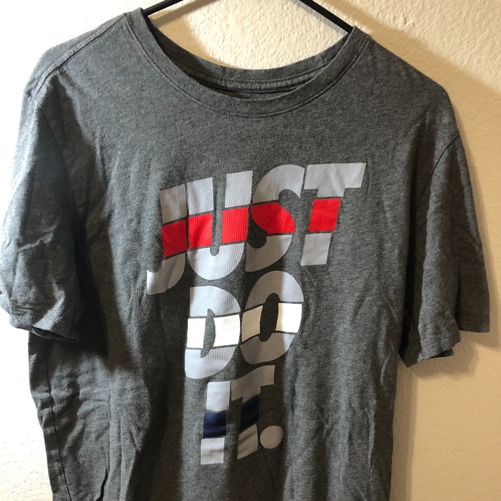 NIKE MEN'S (L) JUST DO IT TEE RED WHITE BLUE GRAY